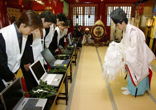 Japanese Shrine blesses gadgets | Tech Ticker
